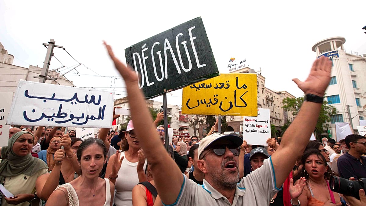 آلاف التونسيين يتظاهرون للمطالبة برحيل الرئيس سعيّد في الذكرى الخامسة لإجراءاته