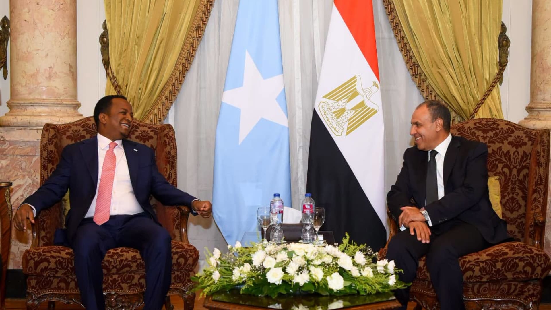 وزير الخارجية المصري يطالب بتكثيف الجهود لإطلاق سراح البحارة المختطفين بالصومال