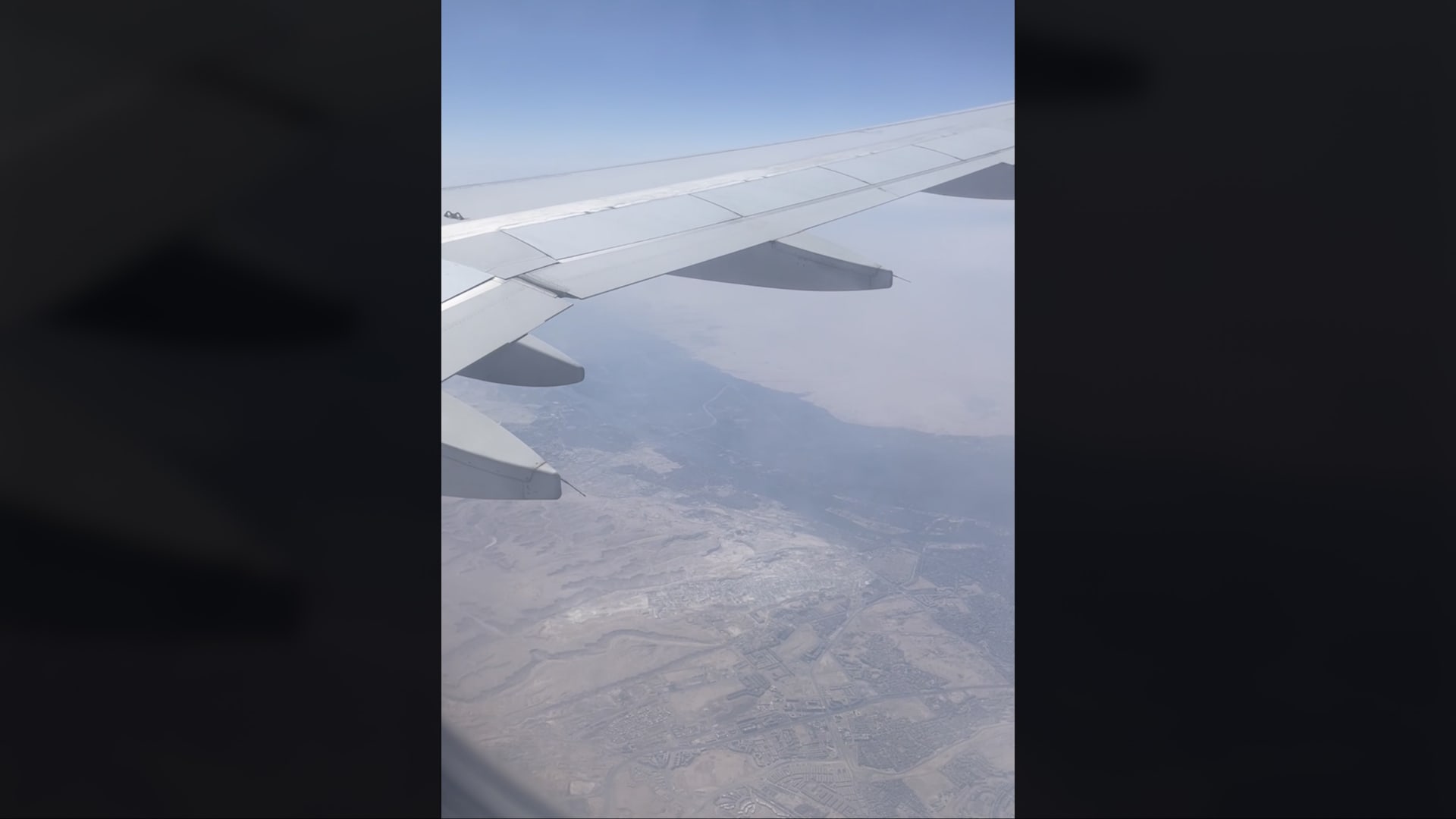 رحالة توثق منظرًا نادرًا لمصر من نافذة الطائرة أثناء رحلتها للسعودية