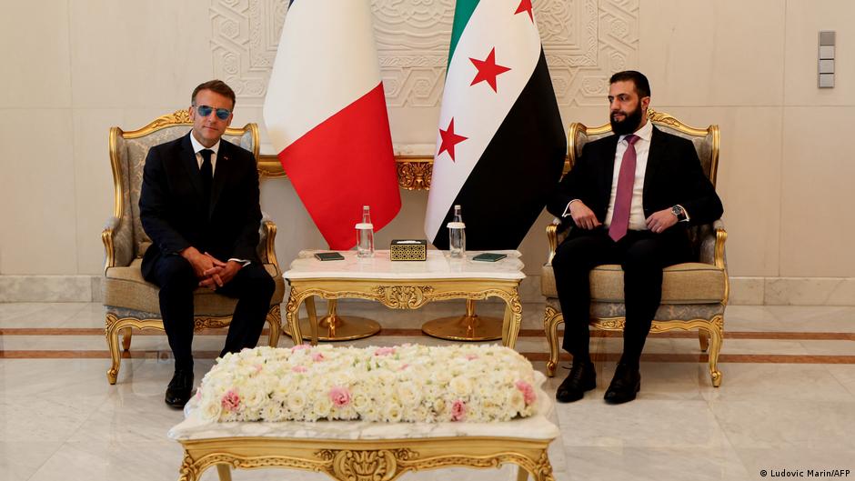ماكرون يتابع زيارته لدمشق رغم انفجارين قرب مقر إقامته والأسد يشيد بـ”شجاعته”
