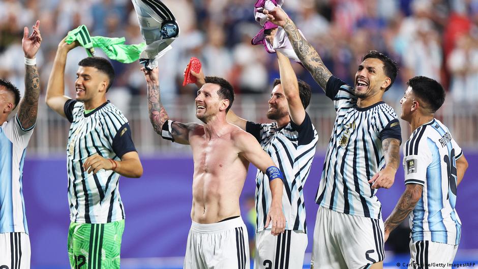 إنجلترا والأرجنتين تضمنان مقعديهما في نصف نهائي كأس العالم 2026