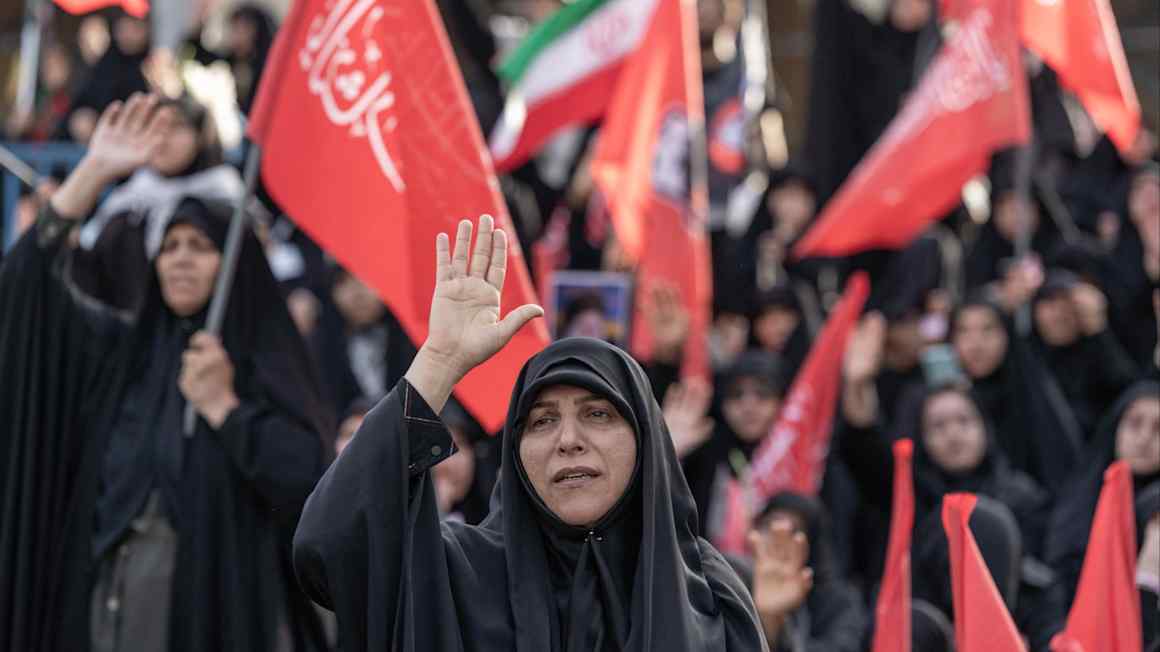 مئات الآلاف يشيعون آية الله في إيران وسط مطالبات بالانتقام