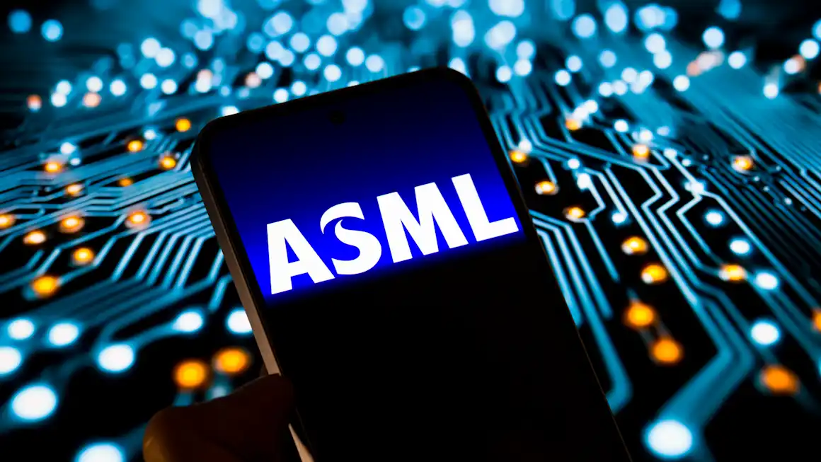 شركة ASML ترفع توقعاتها بفضل الطلب المتزايد على رقائق الذكاء الاصطناعي