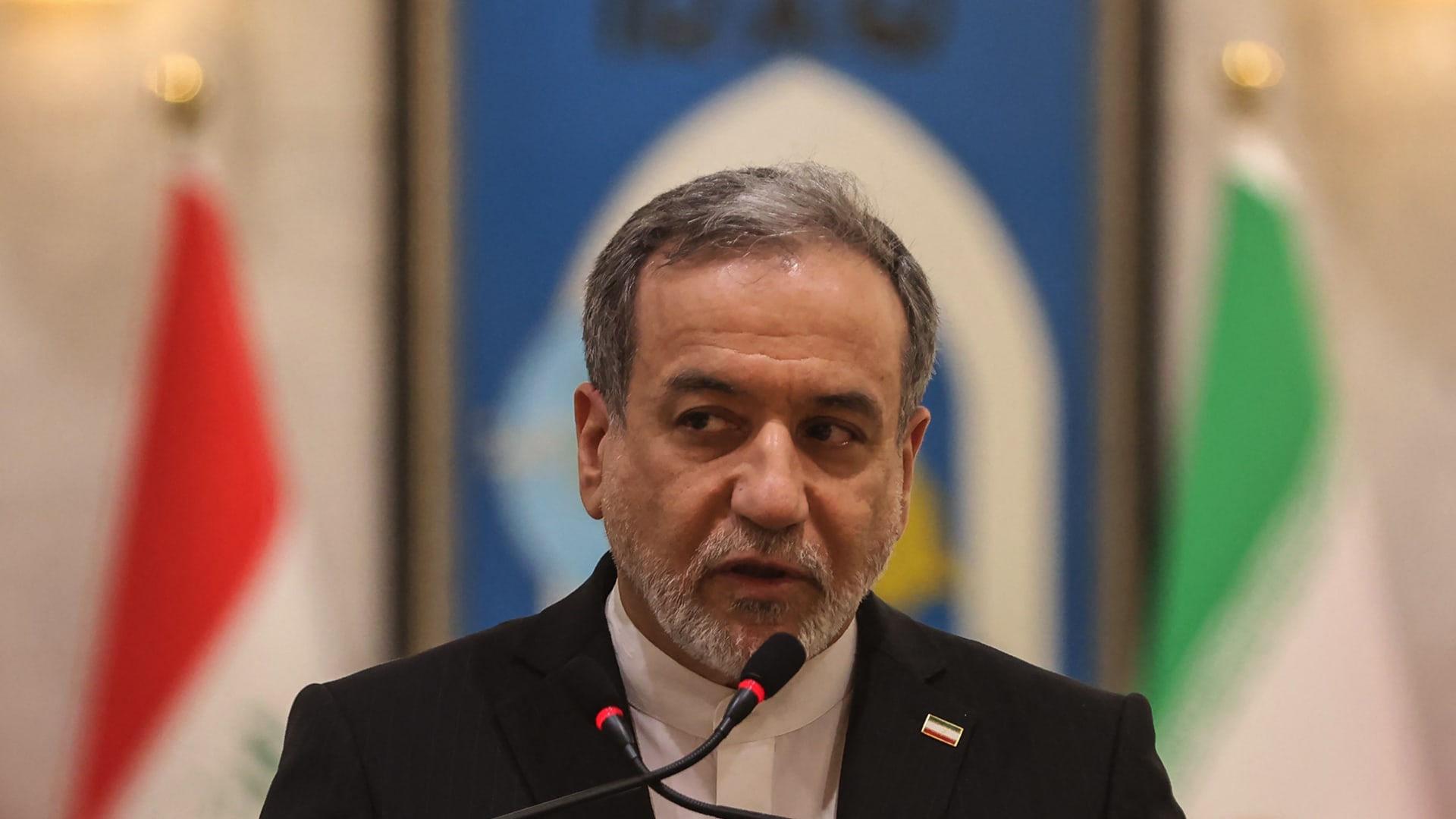 وزير الخارجية الإيراني يجري اتصالات دبلوماسية مع السعودية وباكستان