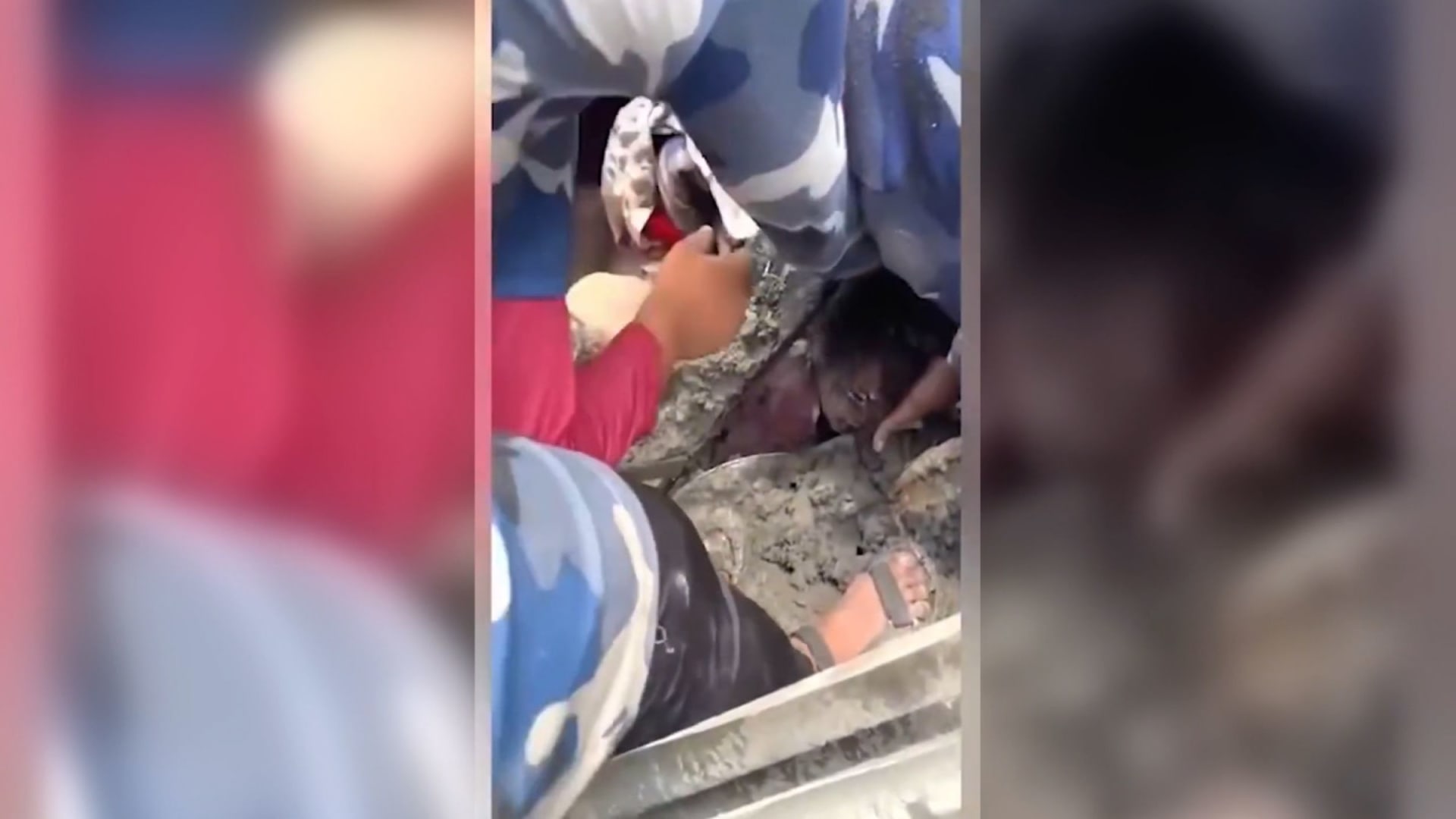 إنقاذ طفلة من تحت أنقاض المباني في نيبال بعد موجة فيضانات مدمرة