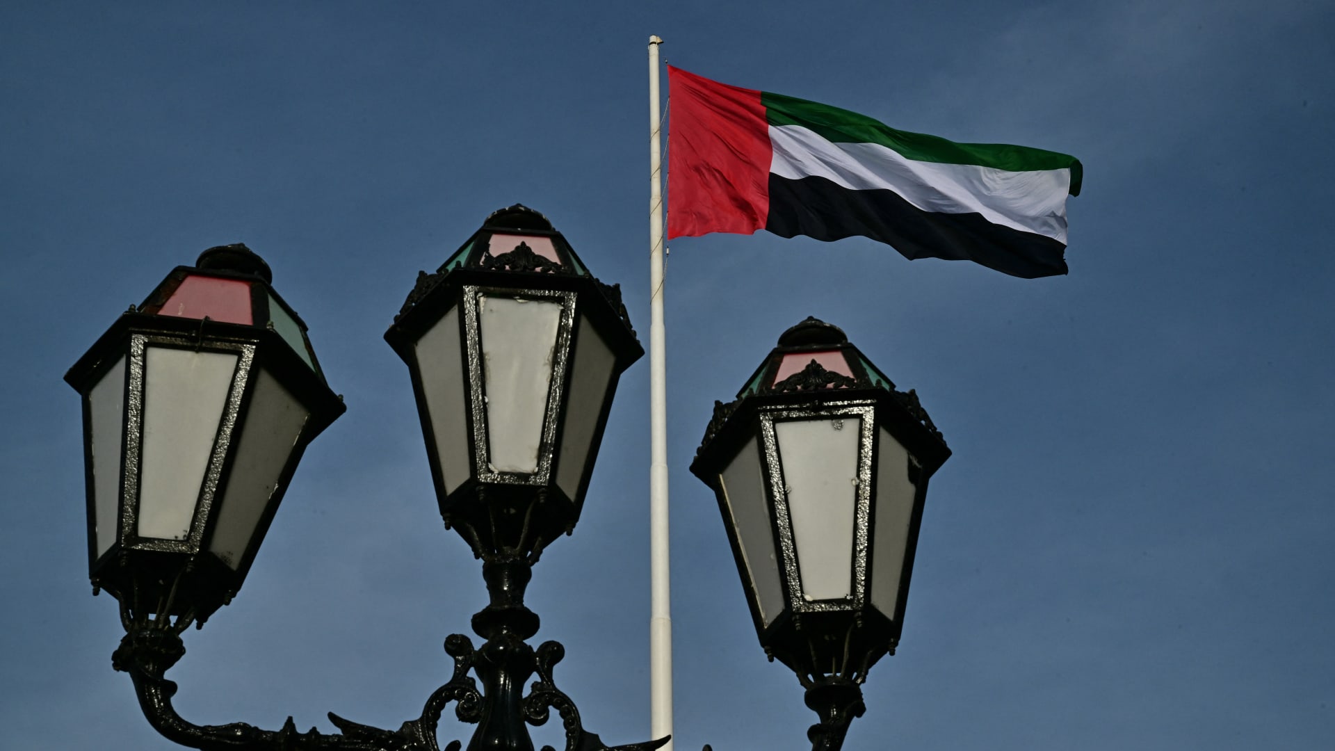 الإمارات تنفي استهداف قاعدة المنهاد الجوية وتصف الأنباء بأنها “عارية عن الصحة”