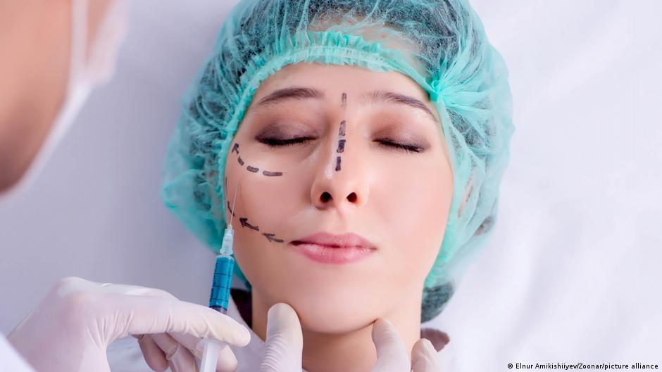منصات التواصل وجراحات التجميل تهدد ثقة الشباب بأنفسهم