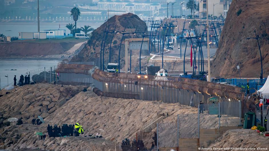 المغرب يوقف عشرات المهاجرين غير النظاميين في محاولة عبور جماعية قرب سبتة