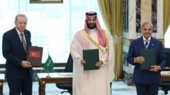 السعودية وتركيا وباكستان توقع اتفاقية دفاع مشترك