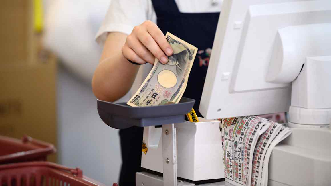 الين الياباني يفقد نصف مكاسبه بعد تلاشي تأثير التدخل المشترك
