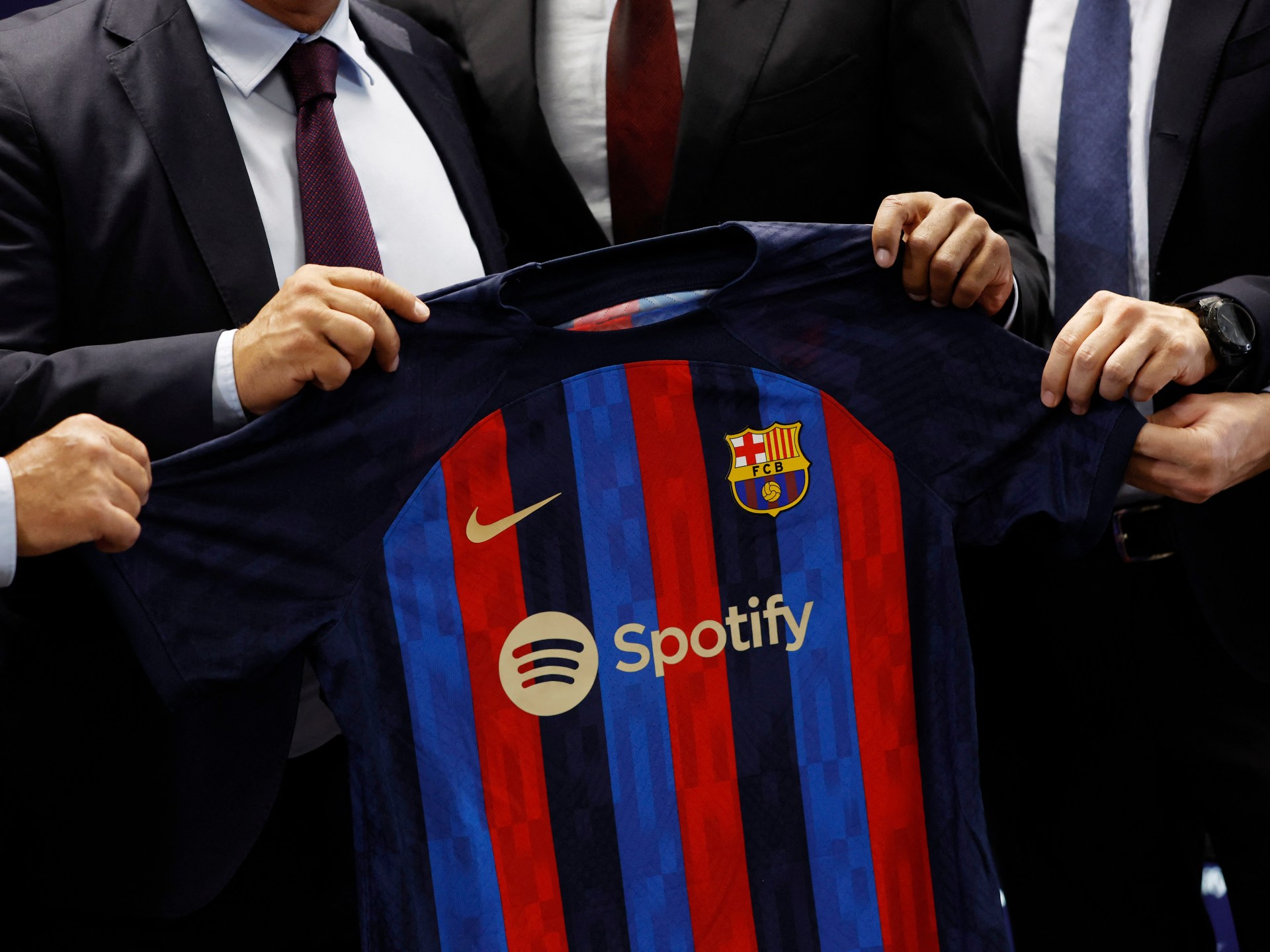 برشلونة يعود إلى جذوره.. استعادة شعاره التاريخي بعد 128 عاماً