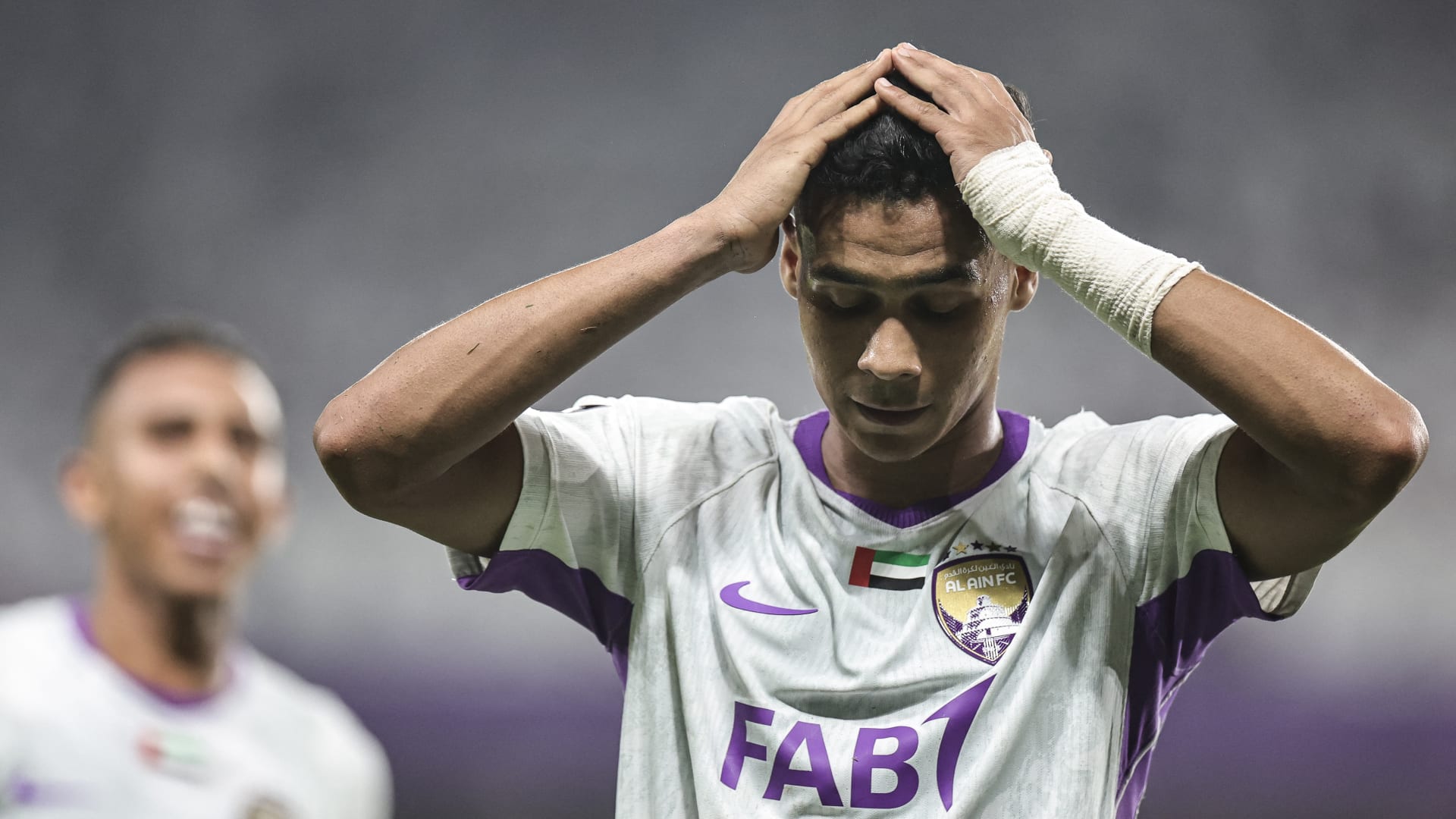 لاعب العين يثير تفاعلًا واسعًا بتصرفه بعد تسجيل هدف التعادل أمام النصر