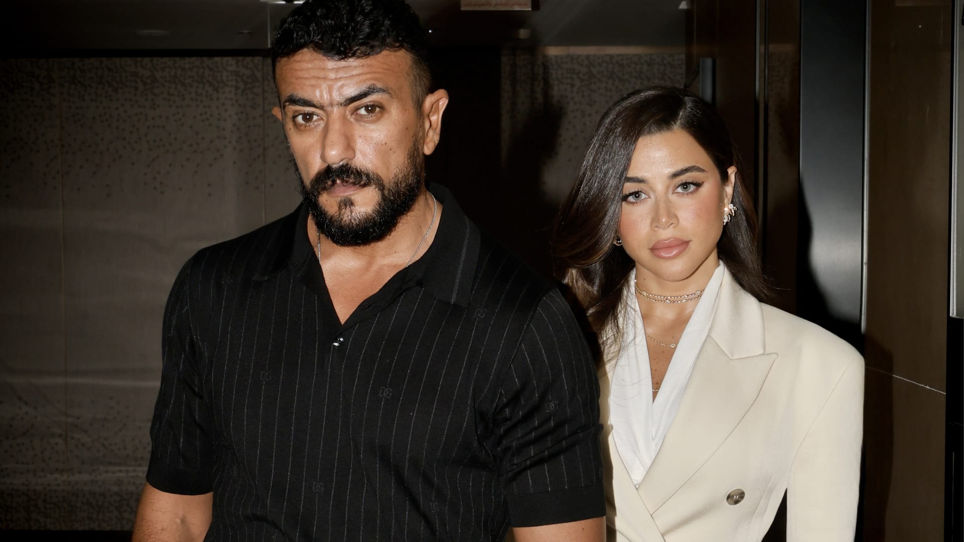 يارا السكري وأحمد العوضي يخطفان الأضواء في قمة الإعلام العربي بدبي وسط جدل حول تصريحاتها